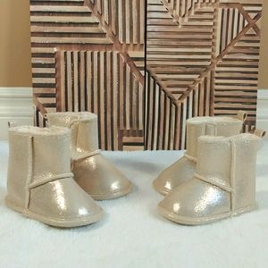 2 Joe Fresh Baby Girl Champange Faux Fur Velcro Slippers. Like New. Size 3 & 4